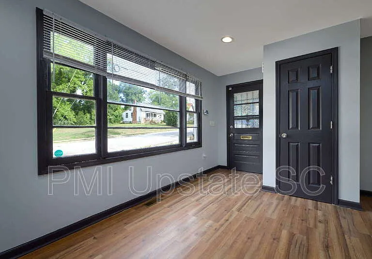 249 E Hampton Ave — Photo 4