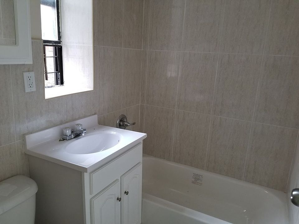 2nd image of 553 Hinsdale St APT C1