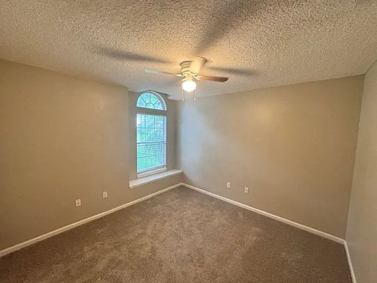 109 Hawthorn Hedge Ln — Photo 14