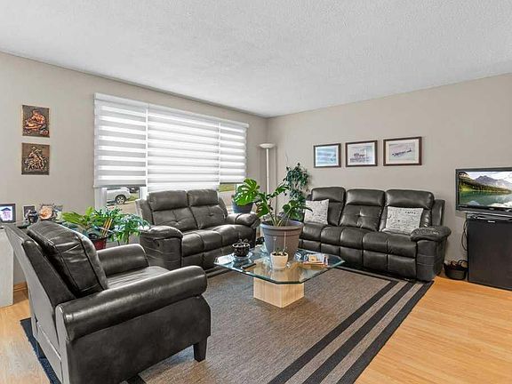 3rd image of 46 W Meadowview Close