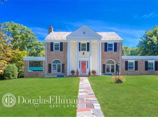 1 Shore Park Rd, Great Neck, NY 11023