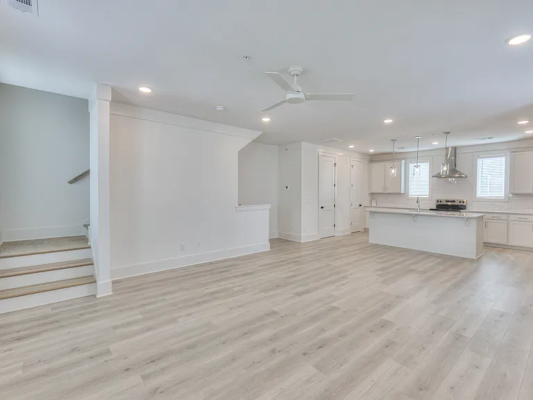 1589 Residences — Photo 20