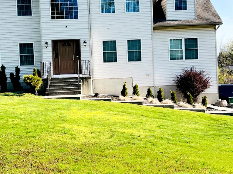 11 Frozen Ridge Rd — Photo 1