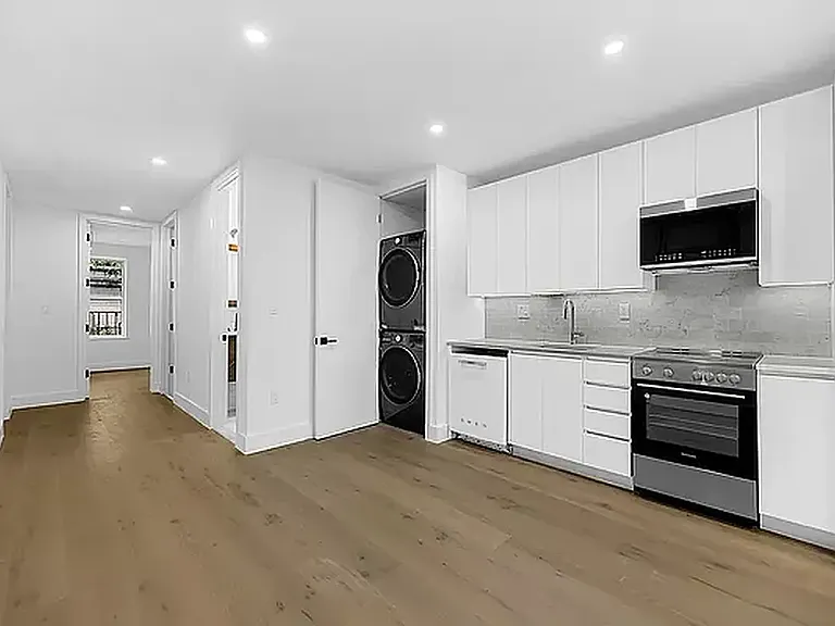 218 E 9th St #2 — Photo 1