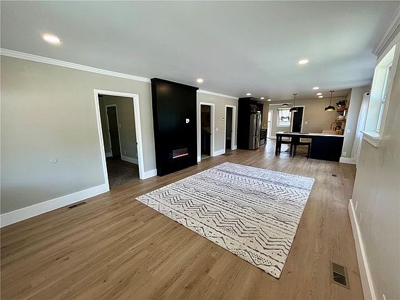 3rd image of 1139 Parker Ave