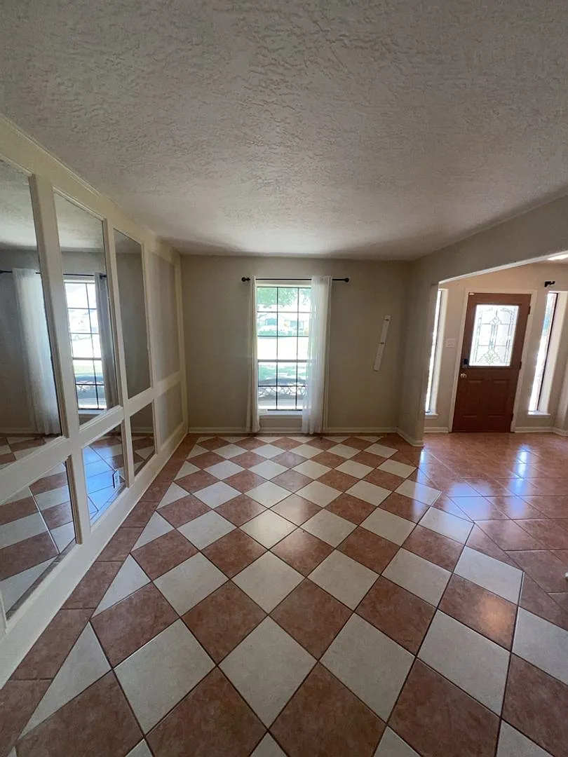 18507 Sweetmeadow Dr **Ask About Our No Cash Deposit Option — Photo 4