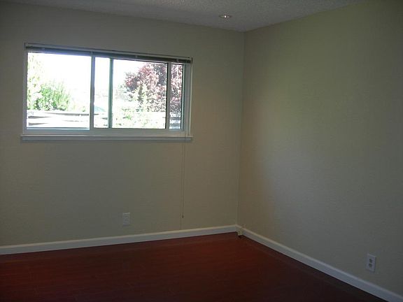 5th image of 3258 Jarvis Ave