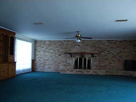 4th image of 402 Saint Camille St