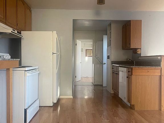 4th image of 319 E College St #3