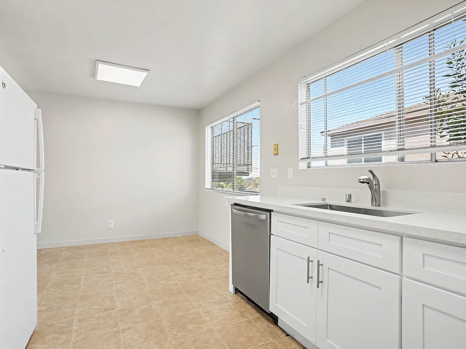 2 bed, 800 sqft, $2,300 — Photo 3