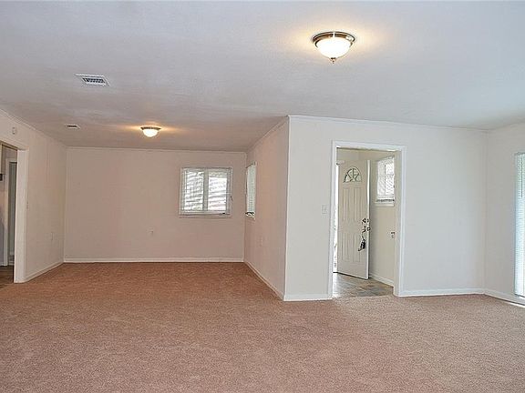 4th image of 701 E Fannin St
