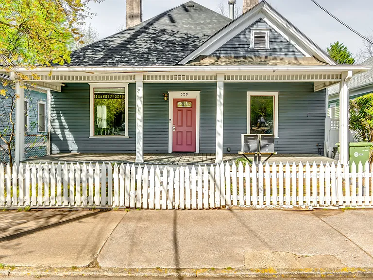 523 Boulevard SE #B — Photo 2