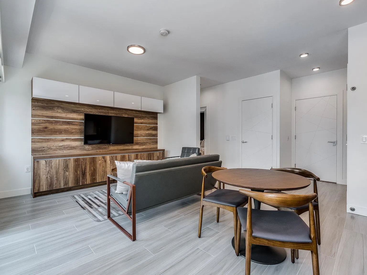 2 bed, 735 sqft, $3,950 — Photo 1