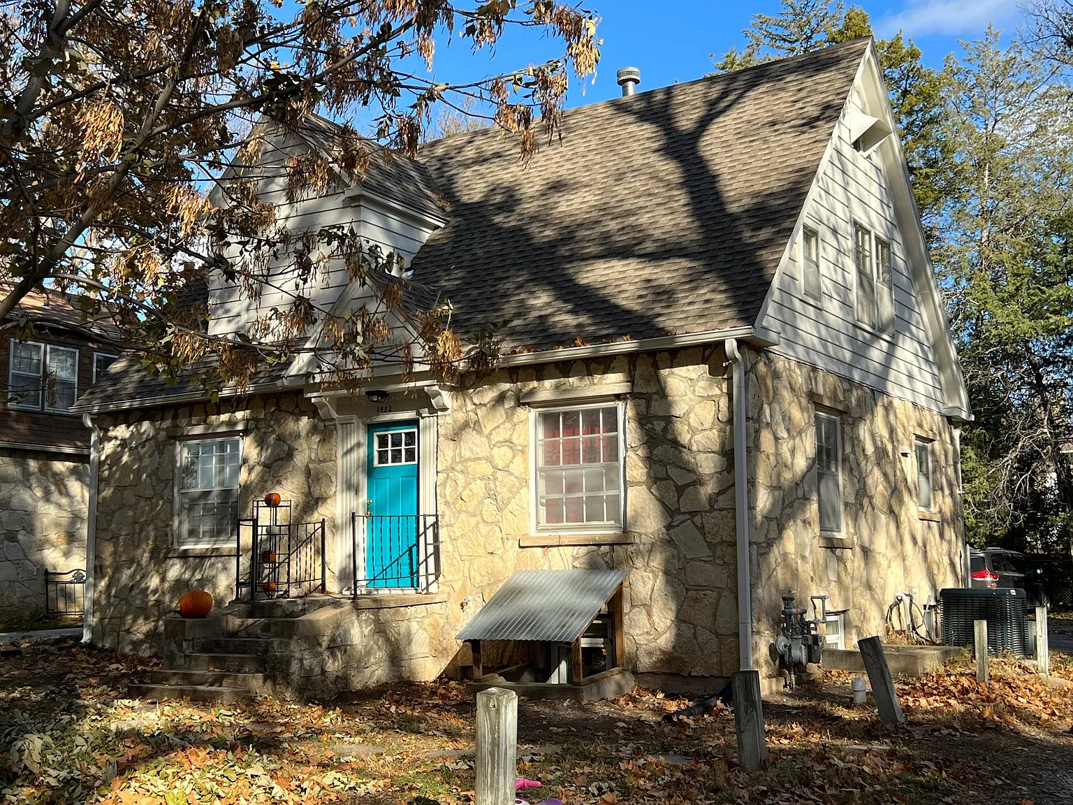 6 bed, 1800 sqft, $2,200 — Photo 1