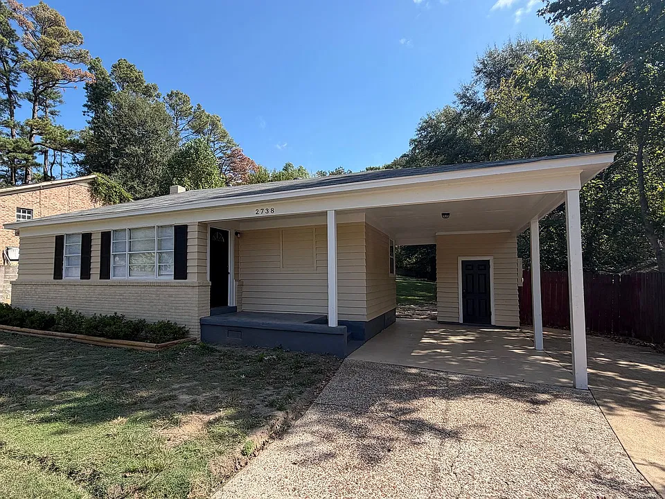 2738 W Skyline Cir