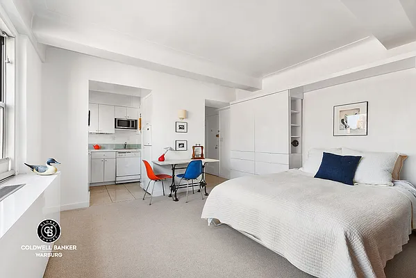 Rented by Coldwell Banker Warburg | media 15