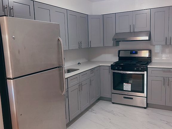 4th image of 2365 E 19th St APT 3