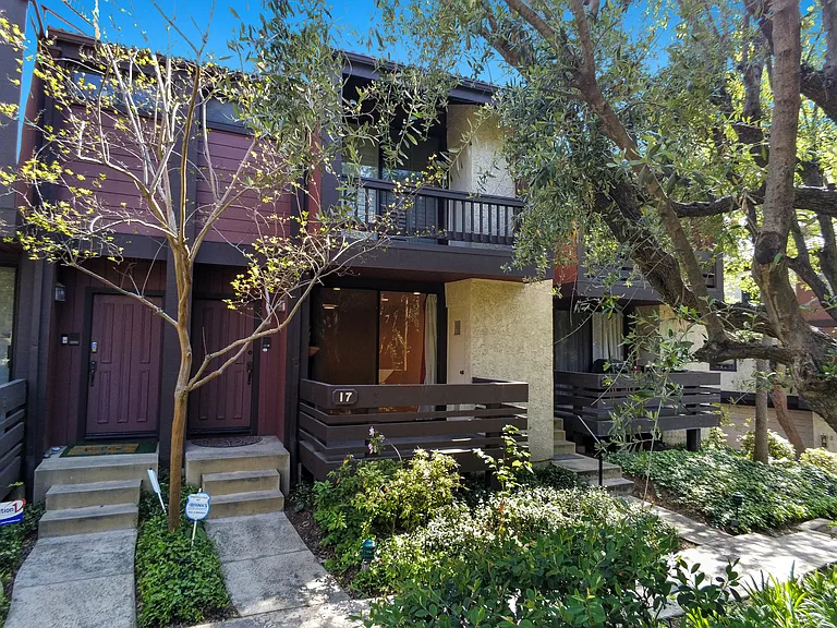 21931 Burbank Blvd #17 — Photo 38