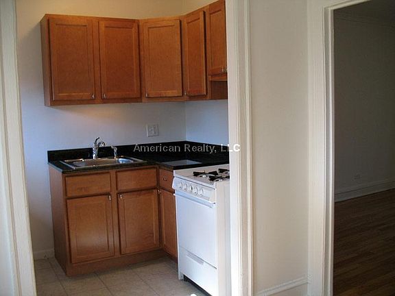 3rd image of 925 W Oakdale Ave APT 1F