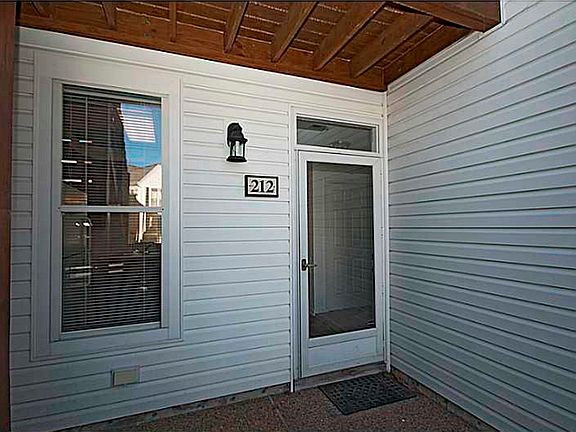 3rd image of 212 Persimmon Dr