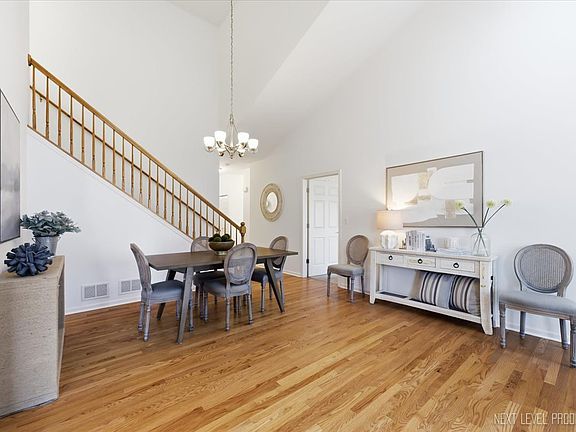 4th image of 869 Cambridge Dr