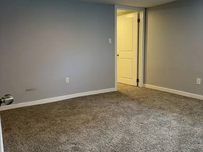 57 Hoover Cres — Photo 12