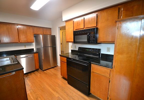 5th image of 202 Hillsboro Pl