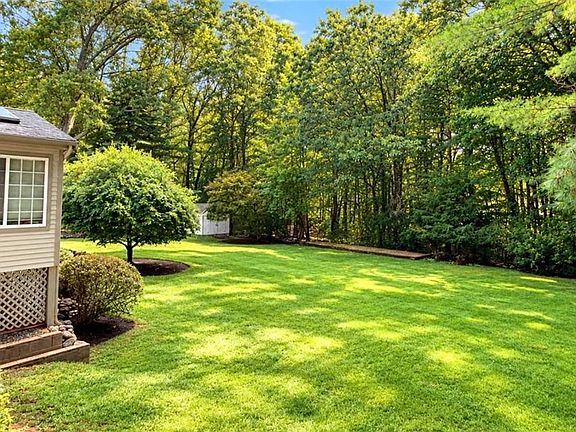 4th image of 8 Woodcrest Dr