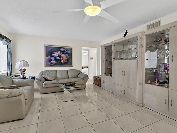 4th image of 403 Pine Glen Lane #A-2