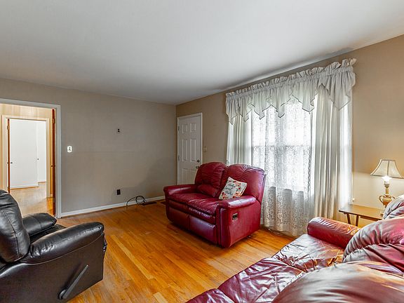 5th image of 707 Bronson St