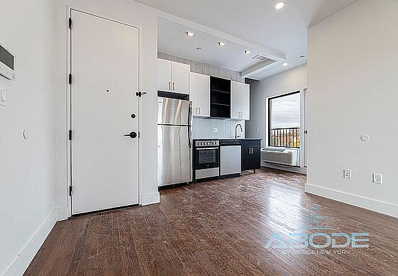 3rd image of 321 Woodbine St APT 4R