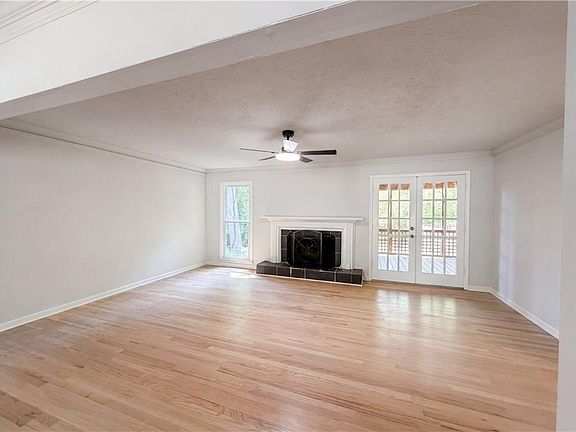 3rd image of 1033 Chestnut Hill Cir SW