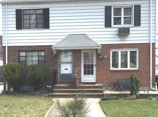 5625 207th St, Bayside, NY 11364