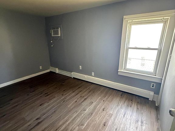 4th image of 227 Seeley Ave