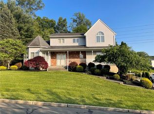 25 Dunnigan Dr, Pomona, NY 10970
