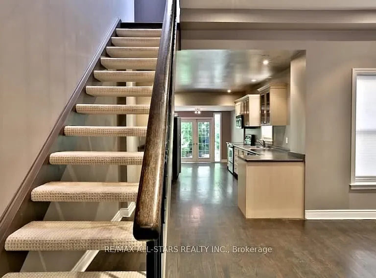 68 Macpherson Ave — Photo 4