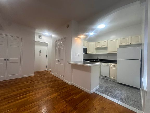 4th image of 305 E 95th St #5HH