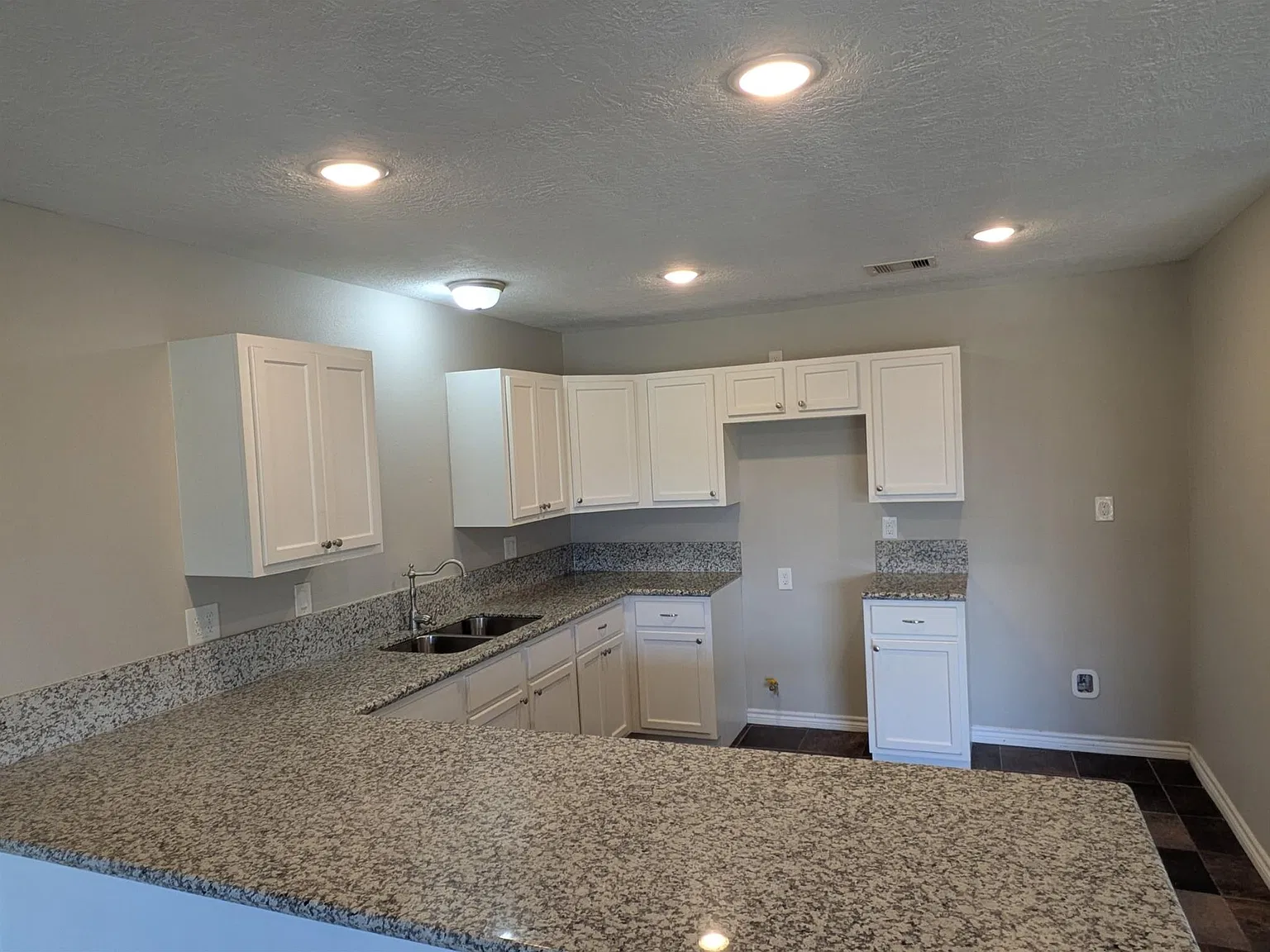 3 bed, 1.0 bath, 1200 sqft, $1,600 — Photo 2