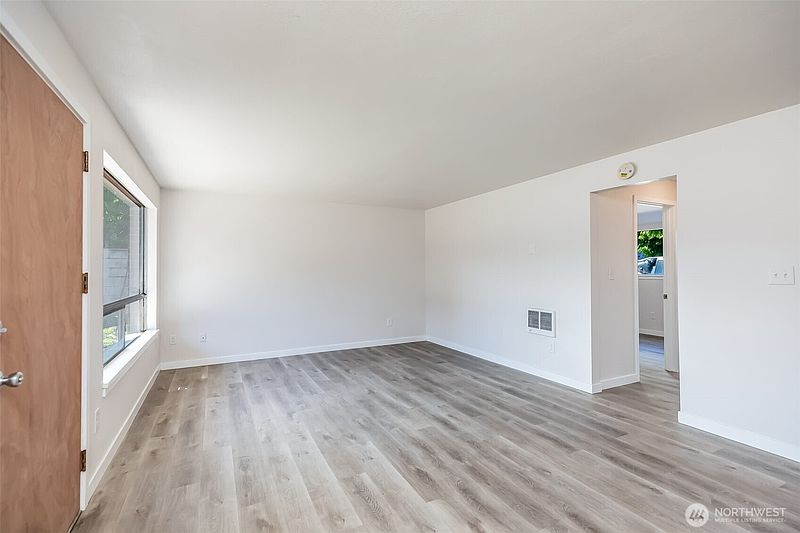 4th image of 748 S Cloverdale Street Unit 6