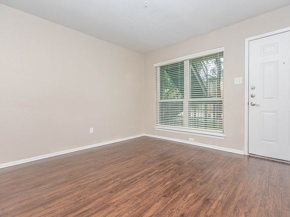 2 Bedroom 1 Bathroom entry way/foyer