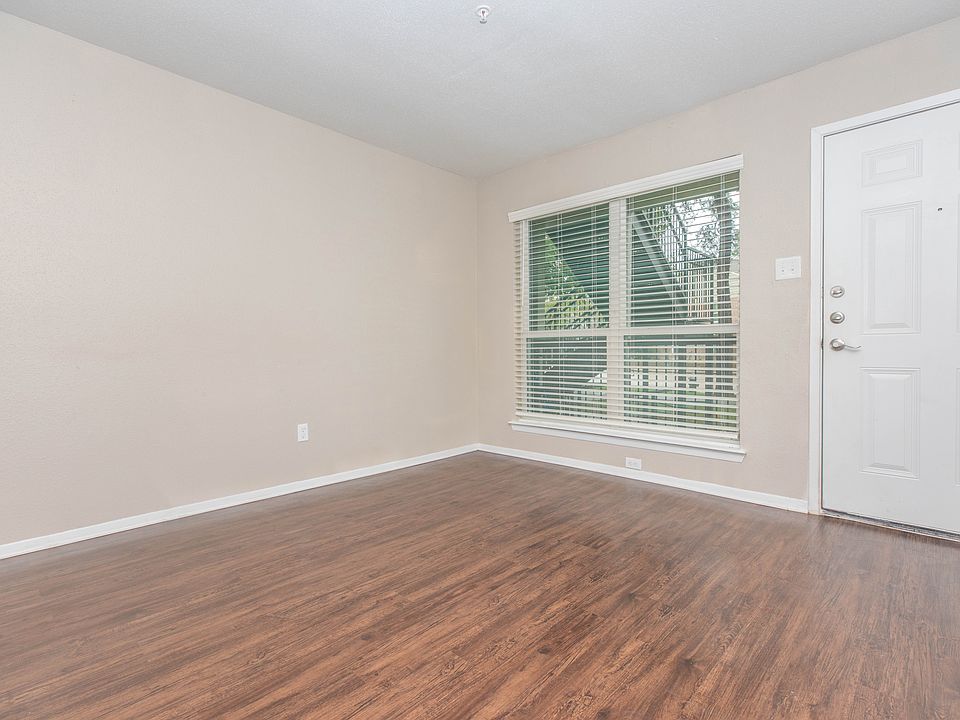 2 Bedroom 1 Bathroom entry way/foyer