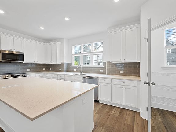 5th image of 3235 Aberdeen Row