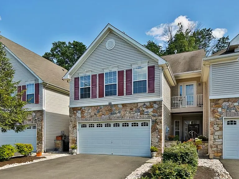 28 Sutton Ct — Photo 2