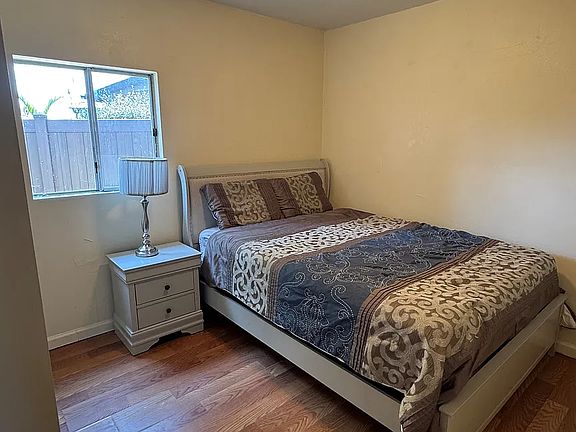 4th image of 3933 Hope St #2