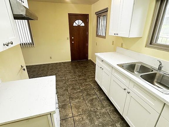 5th image of 309 E Belmont St