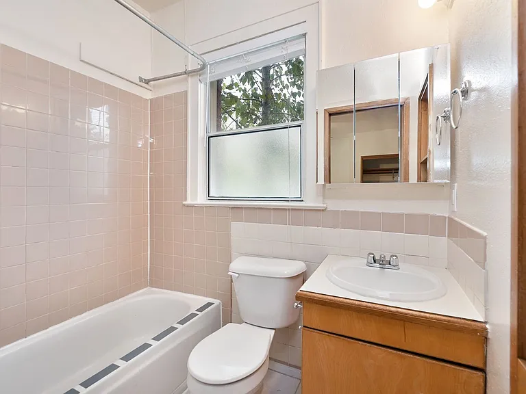Abbottsford Apartments — Photo 136