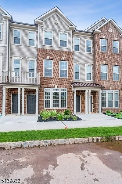 2 bed, 2.0 bath, 1050 sqft, $2,950 — Photo 2