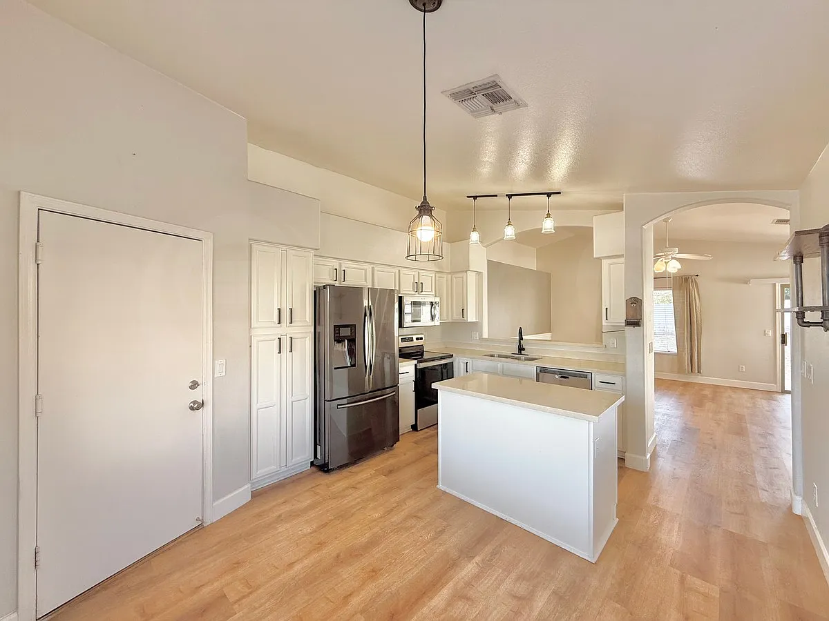 3 bed, 2.0 bath, 1266 sqft, $2,099 — Photo 4