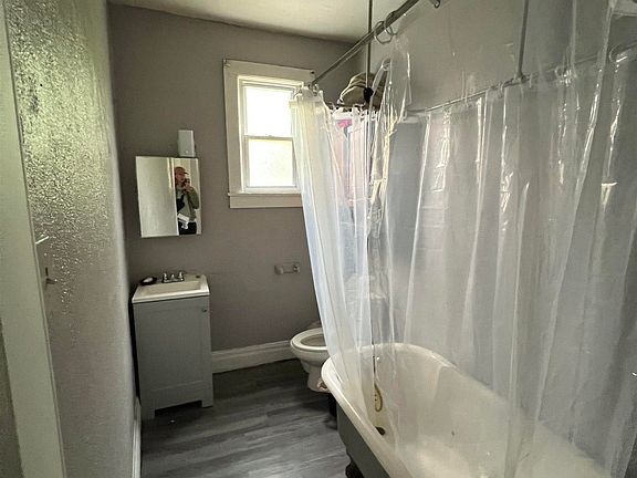5th image of 220 E Van Buren St