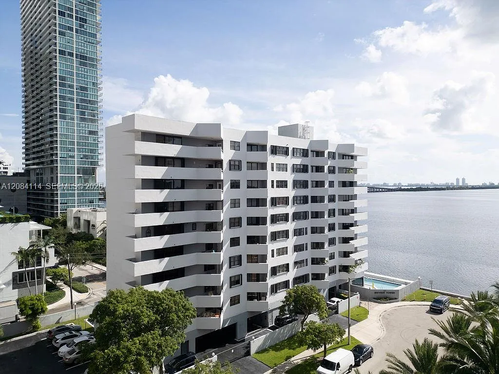 Bayview Tower Condo — Photo 2